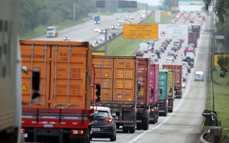 Sob alerta de chuva, estradas terão 7 milhões de carros saindo para o Natal em SP