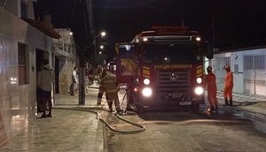 Casa pega fogo na Zona Sul de Aracaju
