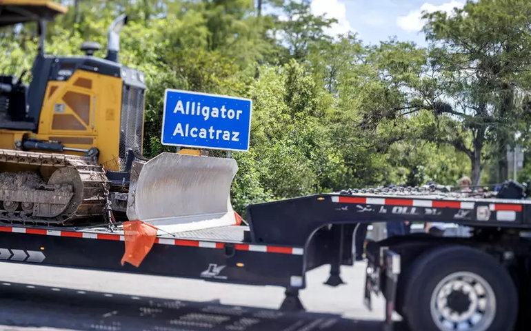 Diplomatas nos EUA visitam italianos em 'Alcatraz dos Jacarés'