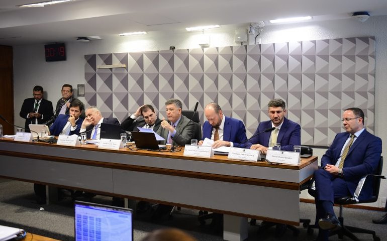 CCJ rejeita PEC que exige autorização para ação penal contra parlamentares