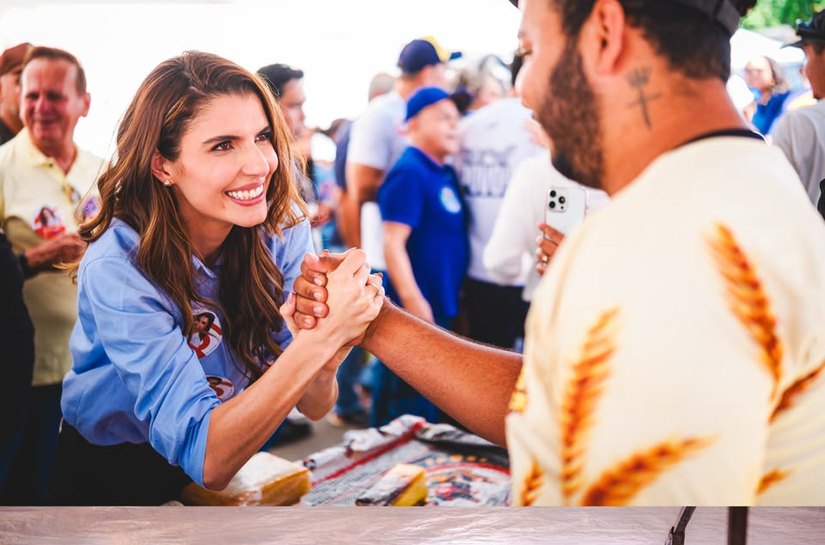 JHC e Marina JHC visitam feira no Piau e recebem apoio de comerciantes e moradores