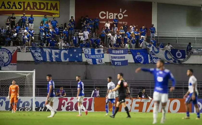 Confusão: torcedores de CSA e Cruzeiro se enfrentam após jogo no Rei Pelé; veja vídeos