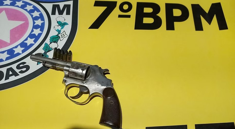 Suspeito estaria utilizando arma de fogo para ameaçar pessoas. Foto: Reprodução/Internet.