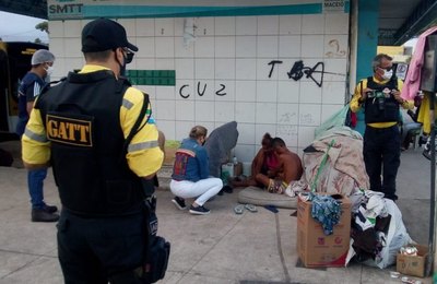 Ação conjunta atende população de rua em terminais de ônibus