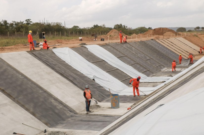 Seinfra acompanha avanço das obras do Canal do Sertão e participa de detonação de rocha para novo trecho