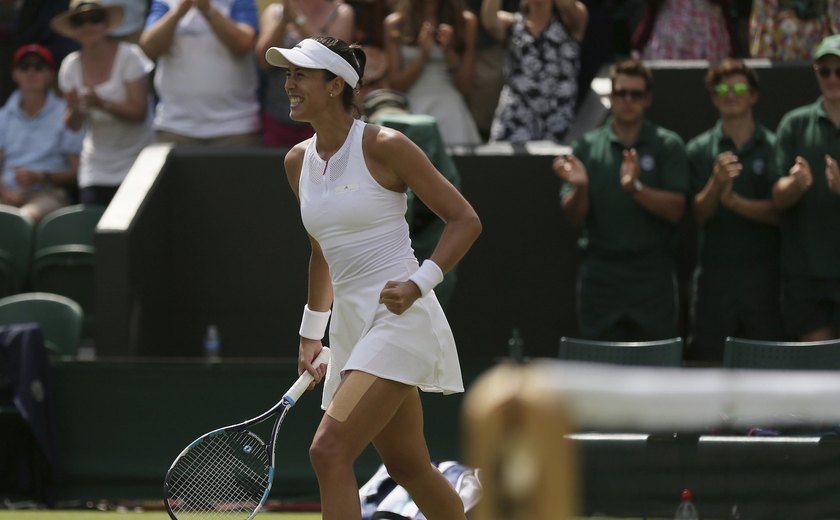 Em seu retorno a Wimbledon, Serena Williams sofre, mas vence holandesa