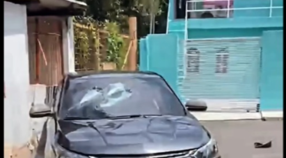 Carro de suspeito apedrejado. Fonte: Internet