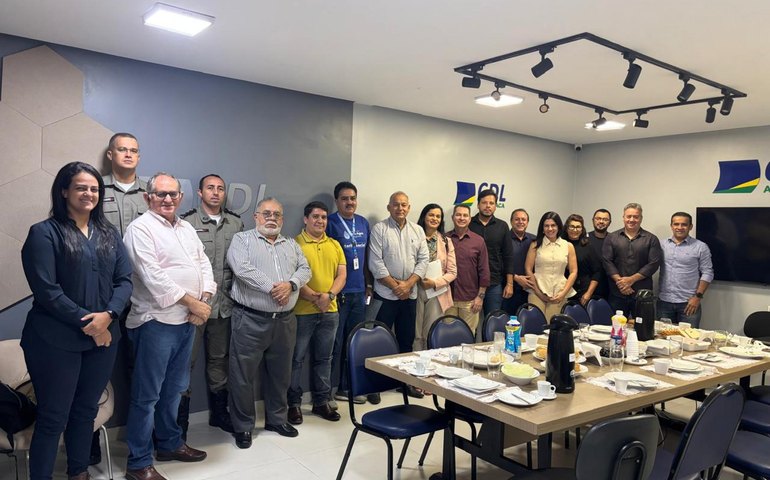 Casal apresenta a autoridades de segurança dados sobre furtos de hidrômetros