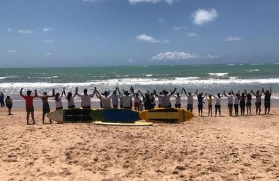 Alunos de Psicologia da FAT são monitores em oficina de surf para autistas  