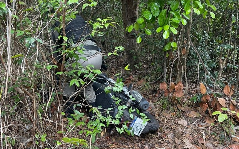 Polícia Militar detém suspeito de tráfico e recupera motocicleta