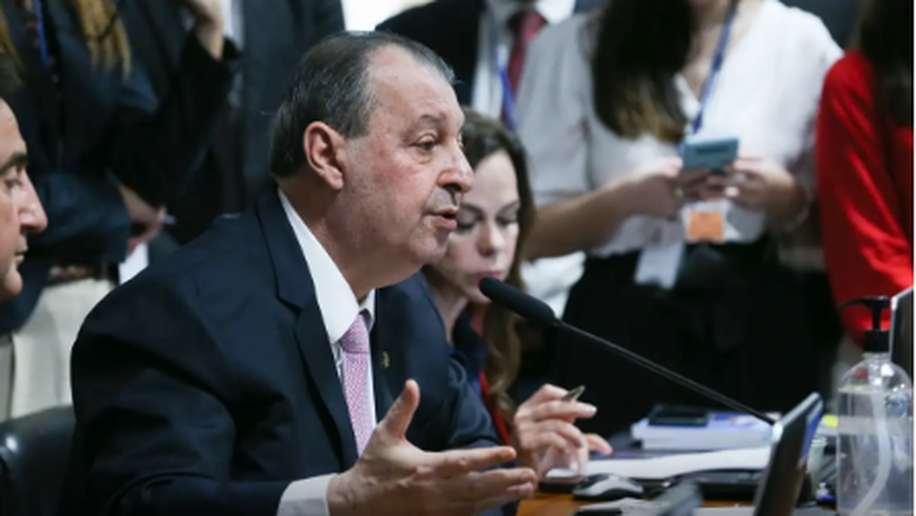 Relator da CCJ do Senado vota a favor da PEC do fim da escala 6x1