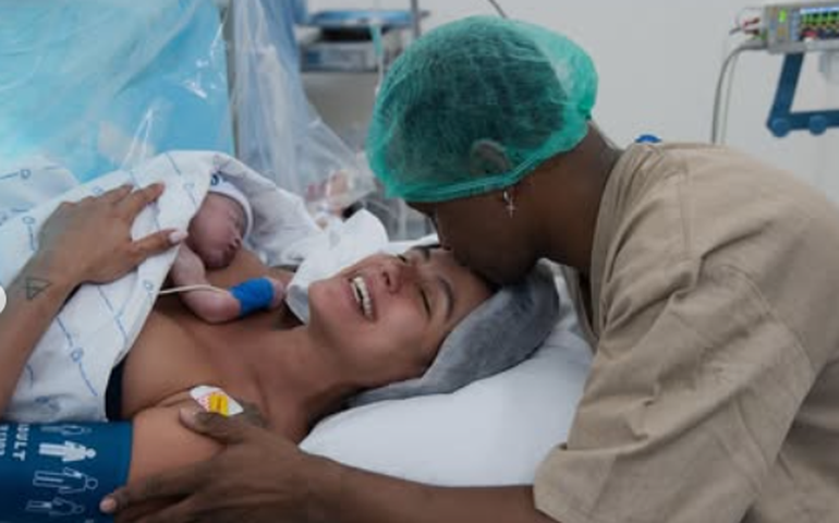 Nasce o primeiro filho de Thiaguinho e Carol Peixinho