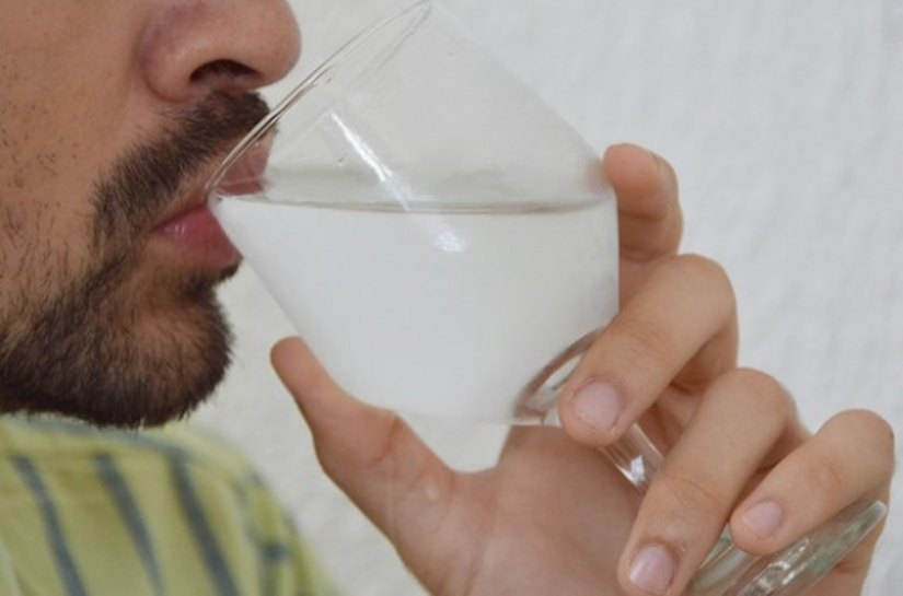 Beber bastante água pode prevenir infecções urinárias, orienta médico