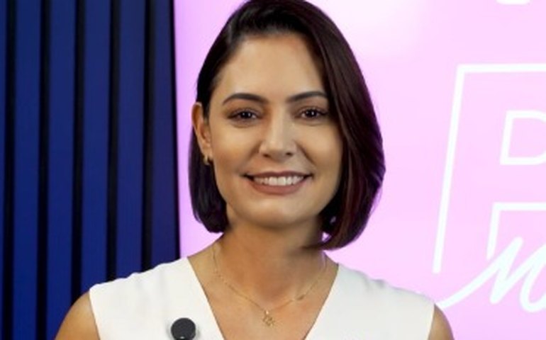 Michelle diz que Bolsonaro já mexe dedos e passa bem após cirurgia no ombro