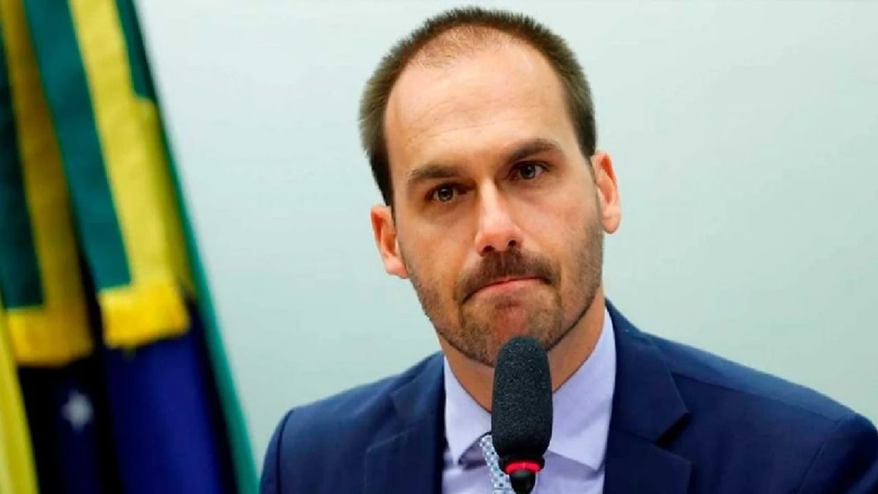 Justiça manda Eduardo Bolsonaro tirar música de Chico Buarque de postagem