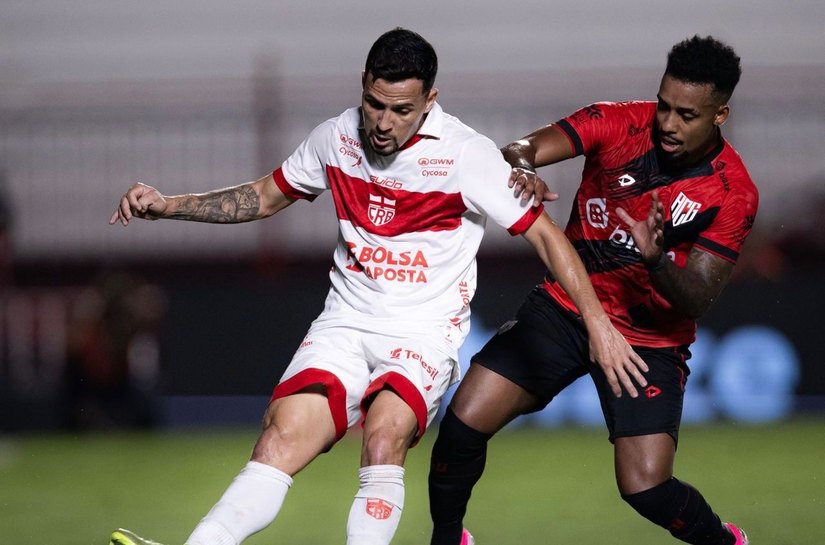 CRB abre vantagem no primeiro tempo e cede empate para Atlético-GO: 3 a 3