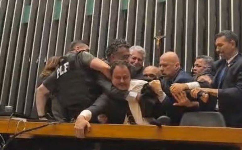 Polícia Legislativa empurra jornalistas após retirada de Glauber Braga da cadeira de Motta