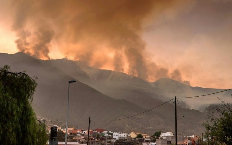 Incêndio fica 'fora de controle' em ilha na Espanha, e moradores são obrigados a evacuar; vídeo