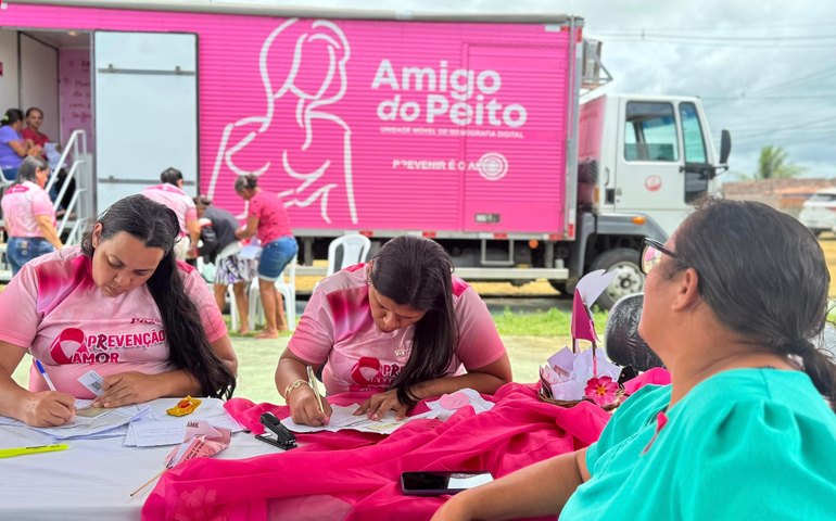 Com caminhão Amigo do Peito e diversas ações, Saúde de Branquinha inicia Outubro Rosa