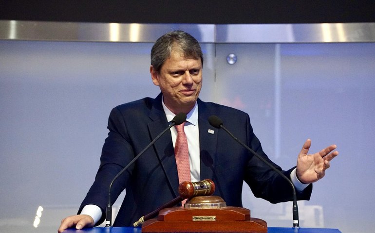 Mídia: Tarcísio tentou convencer STF a autorizar viagem de Bolsonaro aos EUA para negociar com Trump