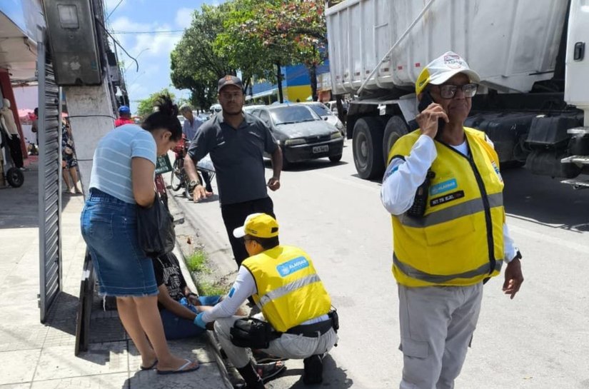 Ronda no Bairro prende motorista embriagada após acidente na orla de Maceió