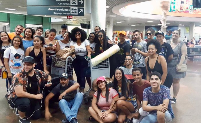 A jornalista alagoana e ex-BBB Rízia Cerqueira desembarcou em Maceió e atendeu os fãs