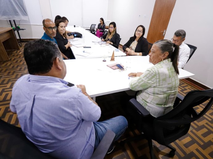 Prefeita Tia Júlia se reúne com organização e discute últimos detalhes da corrida em prol da saúde mental