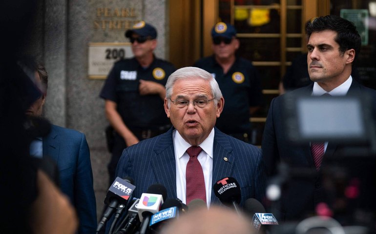 Senador democrata Bob Menéndez é condenado por corrupção nos Estados Unidos