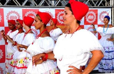 Projeto Verão da Cultura Popular anima orla de Maceió