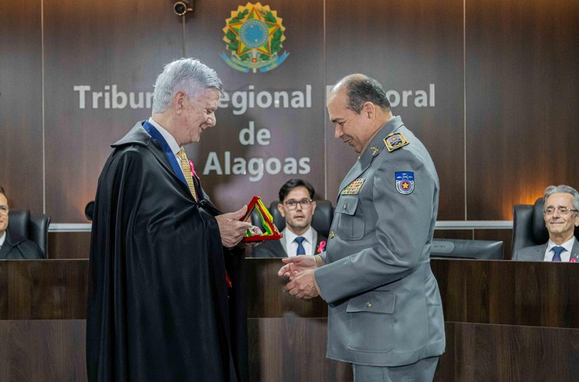 Comandante-geral da PM recebe Comenda do Mérito Eleitoral do TRE/AL