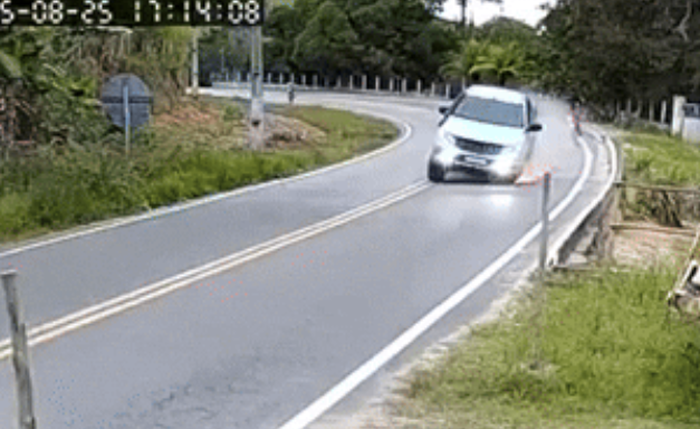 Momento em que motociclista quase é atingido por pneu em Passo do Camaragibe Momento em que motociclista quase é atingido por pneu em Passo do Camaragibe