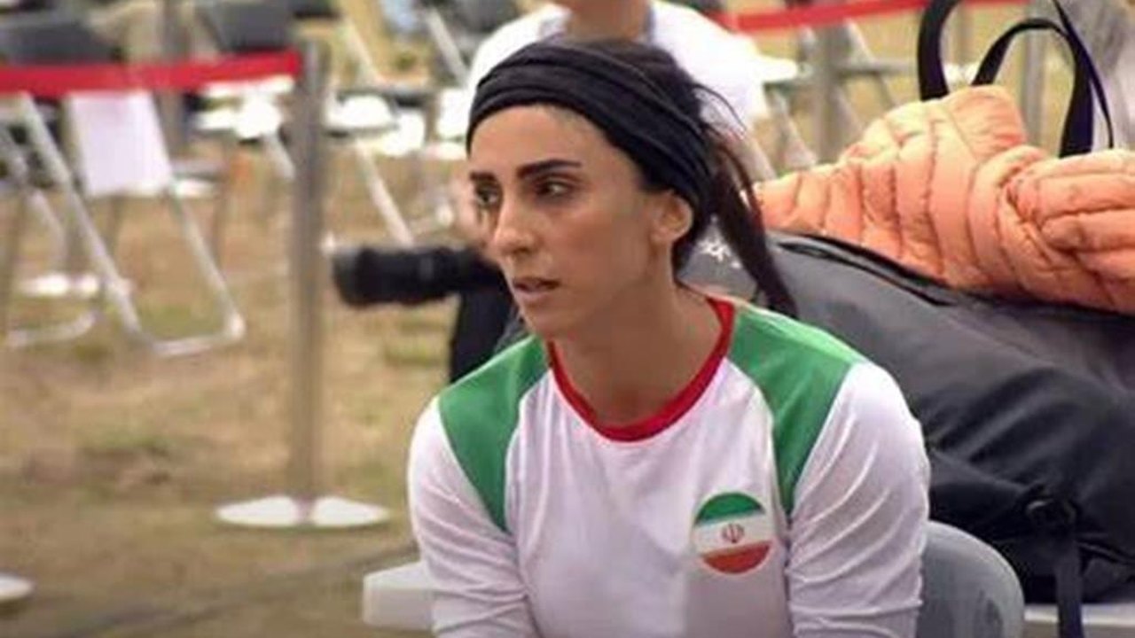 Atleta do Irã tem retorno caloroso ao país após competir sem véu