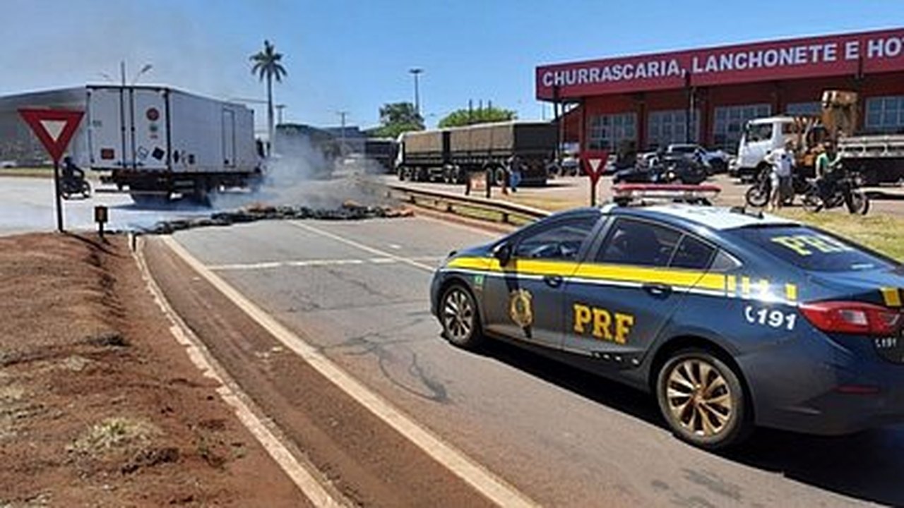Manifestantes bolsonaristas incendeiam carro ao parar rodovia em MS