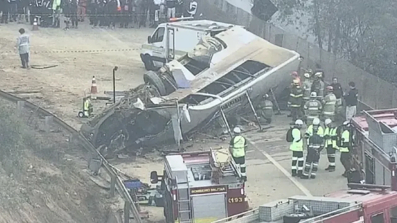 Acidente com ônibus que transportava torcedores do Corinthians deixa sete mortos em Minas