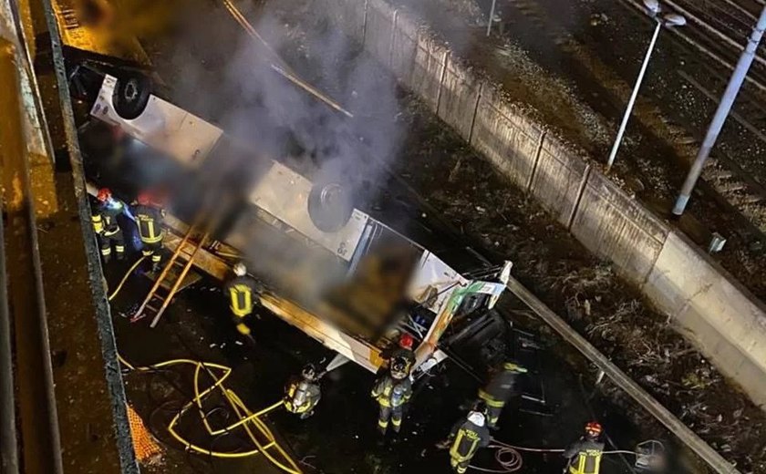 Ônibus cai de ponte em Veneza e deixa 21 mortos com duas crianças entre as vítimas