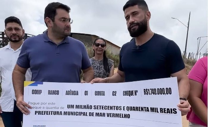 Delegado Fábio Costa segura cheque simbólico de R$ 1,75 milhão de sua emenda parlamentar para pavimentação de vias de Mar Vermelho