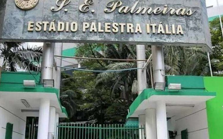 Torcida do Palmeiras depreda portão da sede do clube após derrota no clássico