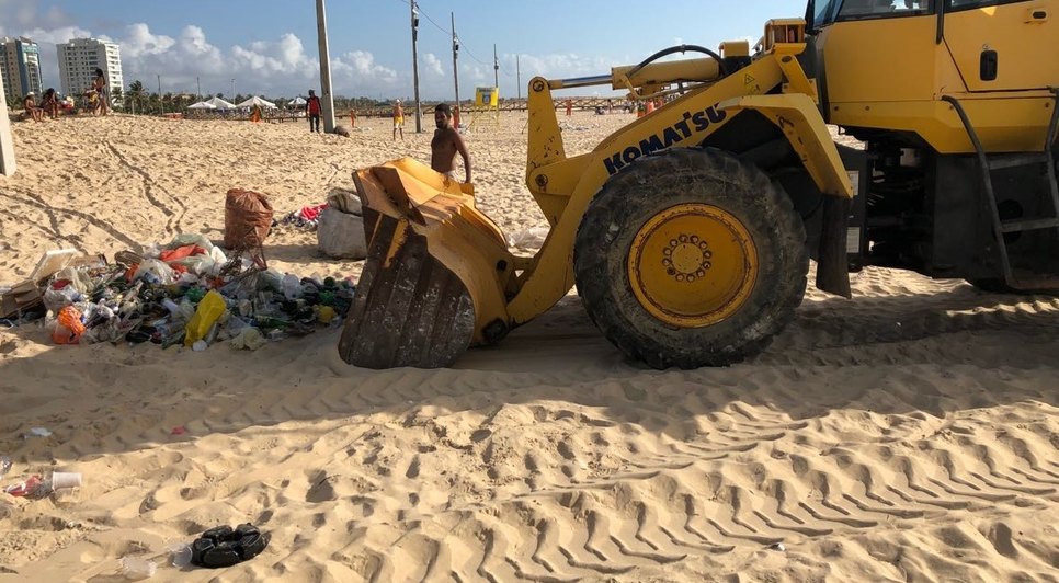 Limpeza de praia / Foto: Ascom/Emsurb