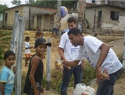 Grupo de jovens evangelizou e distribuiu presentes com a criançada