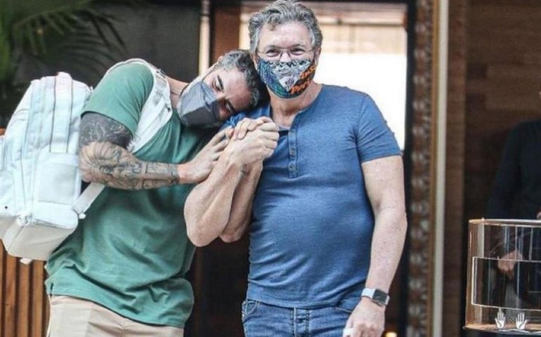Marcos Mion e Boninho se encontram em restaurante da Globo
