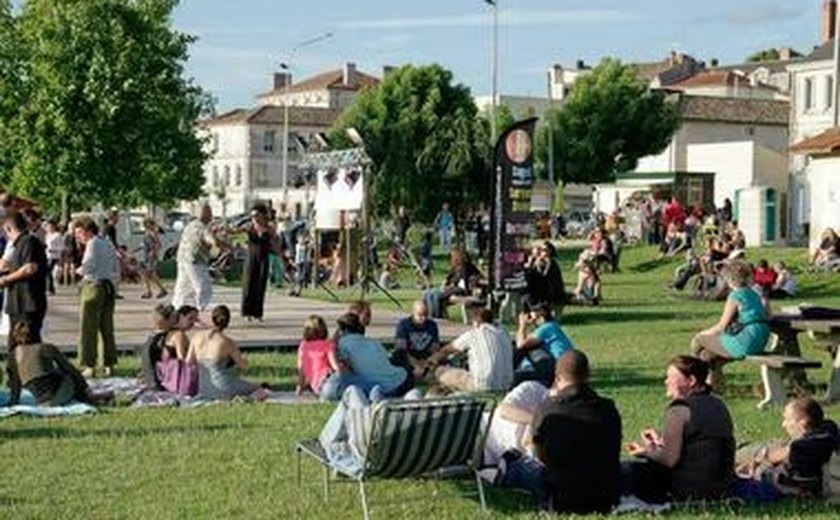 Cidade da França proíbe pessoas de ficarem paradas na rua sob pena de multa