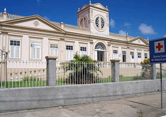 Santa Casa de Penedo mantém suspensão de novos atendimentos na UTI