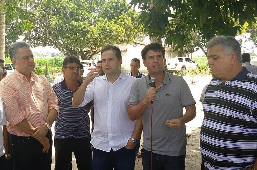 Prefeito Marcius Beltrão acompanha governador durante vistoria as duas rodovias que cortam Penedo