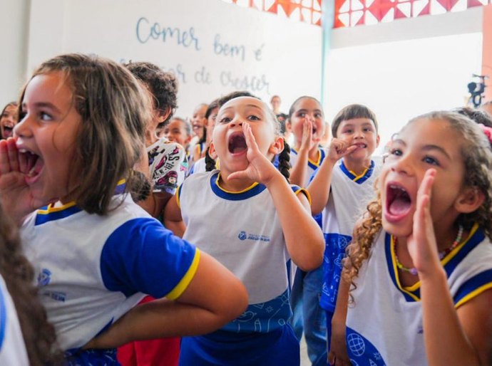 Prefeito Luciano Barbosa entrega a Escola João Lúcio da Silva totalmente reformada à comunidade