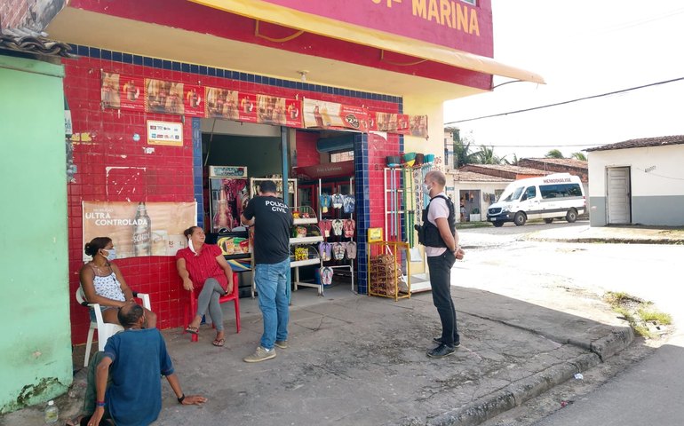 Policiais civis realizam fiscalização para evitar contágio com a covid-19