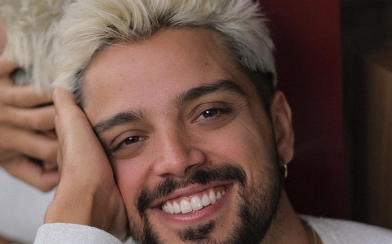 Bissexual, Rodrigo Simas reflete sobre a importância da sigla LGBTQIAPN+: 'Fico feliz de dar voz ao B'