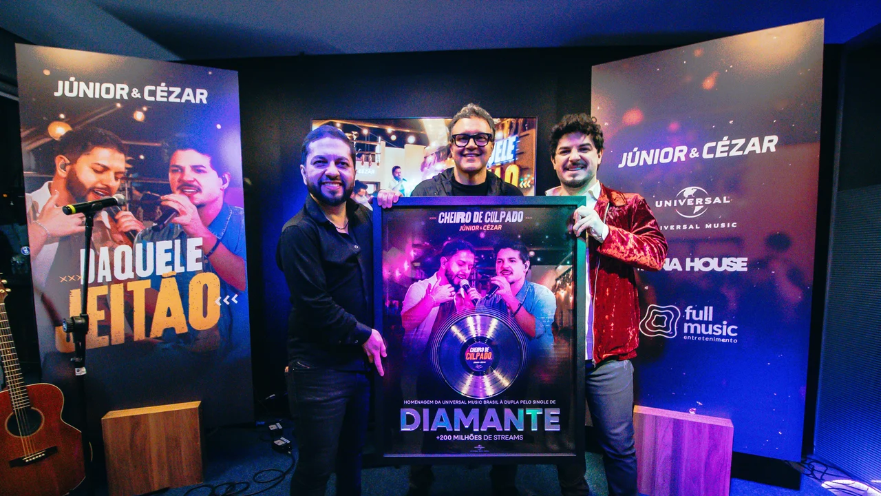 Júnior & Cézar recebem certificação Diamante da Universal Music por sucesso de 'Cheiro de Culpado'
