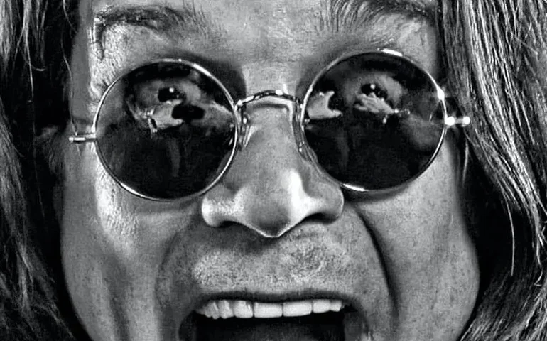 Esposa e filha de Ozzy Osbourne prestam homenagem ao roqueiro no dia em que completaria 77 anos