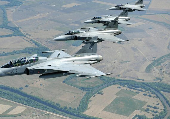 Após Brasil, Suécia quer avançar na América do Sul com o caça Gripen em concorrência com EUA