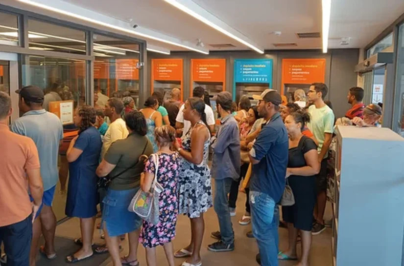 Itaú deixa apenas uma agência aberta na Rua do Sol e usuários sofrem com filas
